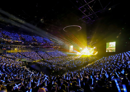 bwin必赢LED透明屏闪耀伍佰ROCK STAR上海演唱会！