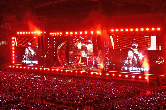 璀璨星光耀狮城！bwin必赢LED屏、荧光棒点燃周杰伦新加坡演唱会！